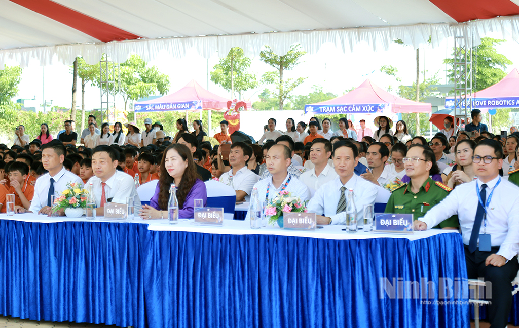 Các đại biểu tham dự chương trình chào mừng năm học 2025-2026.