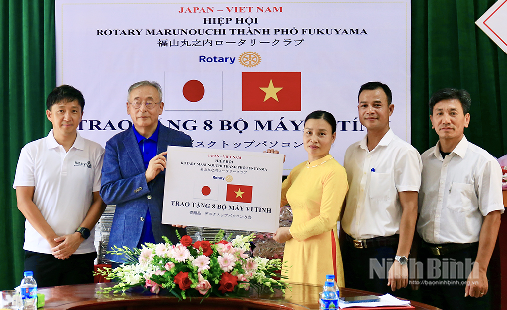 Đại diện Hiệp hội Doanh nghiệp Rotary Marunouchi tặng quà cho giáo viên, học sinh nhà trường.