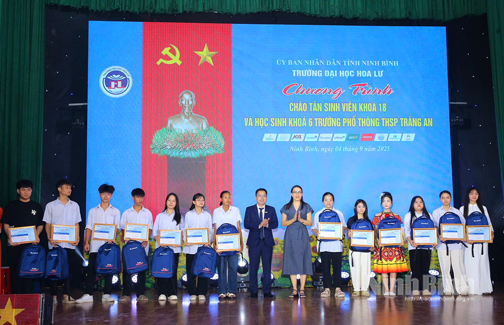 Sacombank trao học bổng tại Trường Phổ thông Trung học Sư phạm Tràng An thuộc Phường Hoa Lư.