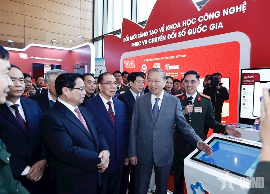 Các đồng chí lãnh đạo Đảng, Nhà nước tham quan các gian hàng trưng bày tại Hội nghị toàn quốc về đột phá phát triển khoa học, công nghệ, đổi mới sáng tạo và chuyển đổi số quốc gia, tháng 1-2025 Ảnh: VIẾT THÀNH
