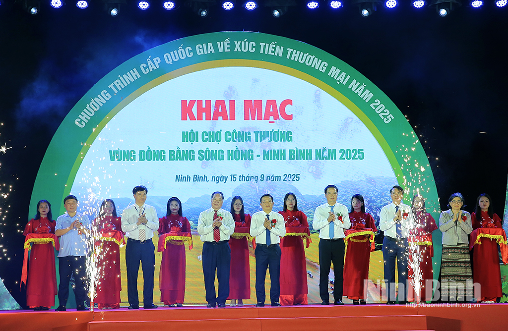 Các đại biểu cắt băng khai mạc Hội chợ.