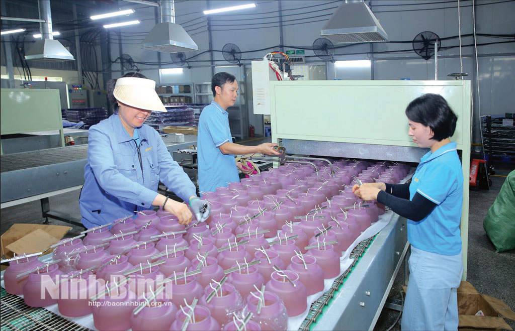Labors at West Coast Flavors Company Limited are producing flavor candles.