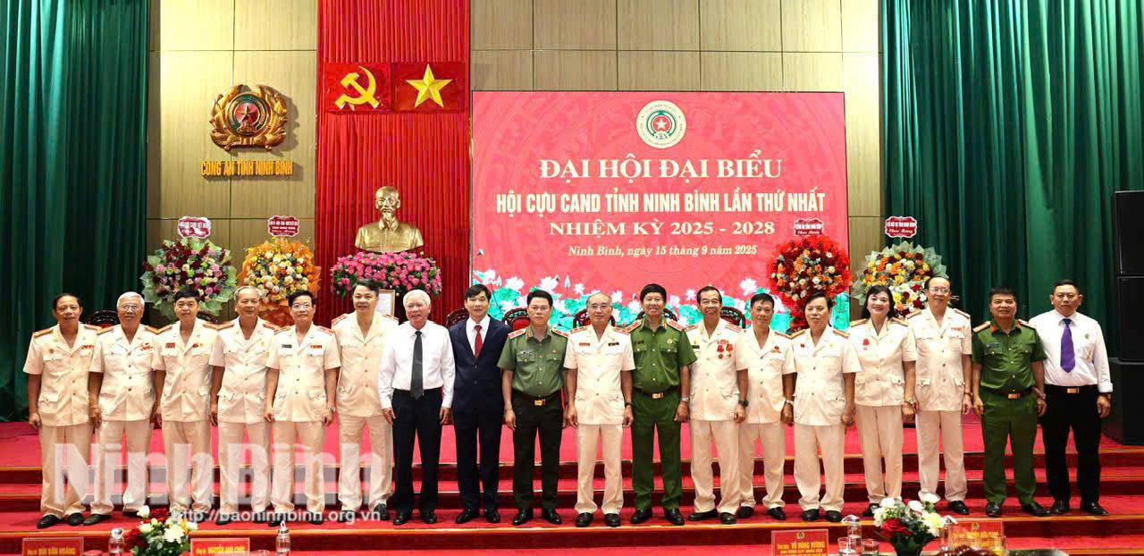 Các đồng chí lãnh đạo chụp ảnh lưu niệm với Ban Chấp hành Hội Cựu Công an Nhân dân tỉnh Ninh Bình nhiệm kỳ 2025-2028. Ảnh: CTV