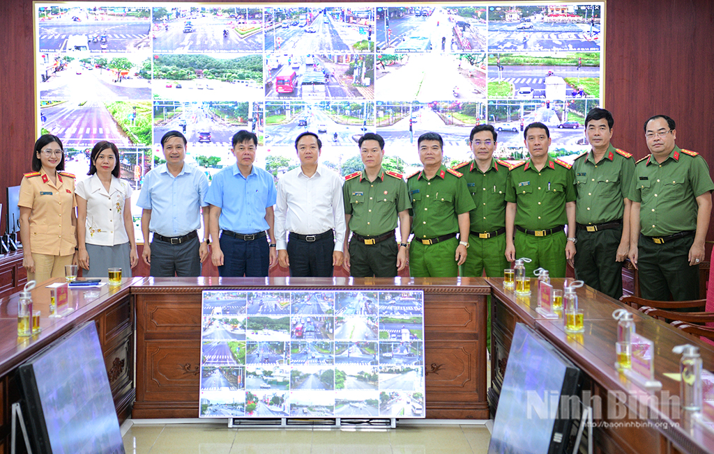 Đồng chí Phạm Quang Ngọc, Phó Bí thư Tỉnh uỷ, Chủ tịch UBND tỉnh với các đại biểu tại hội nghị ra mắt Trung tâm điều hành hệ thống giám sát bảo đảm an ninh trật tự và xử lý vi phạm trật tự an toàn giao thông đường bộ tại Trung tâm chỉ huy thông tin Công an tỉnh.