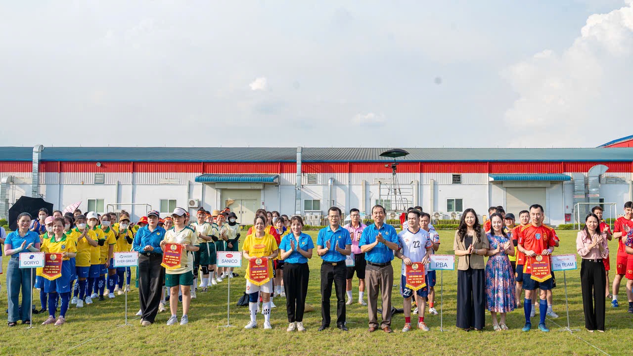 Ban tổ chức trao cờ lưu niệm cho các đội tham gia Giải.