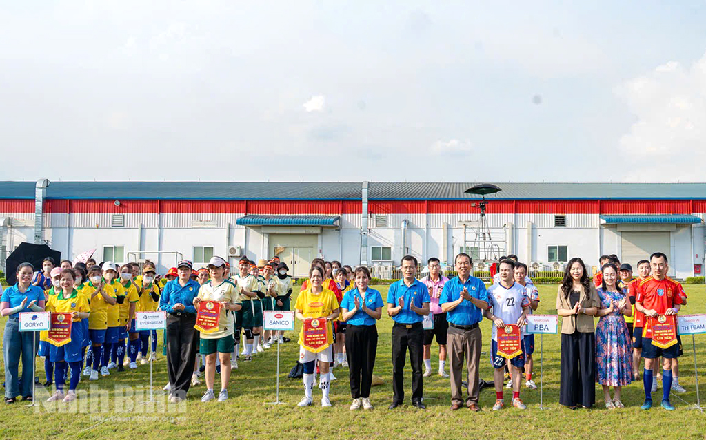 Ban tổ chức trao cờ lưu niệm cho các đội tham gia Giải.