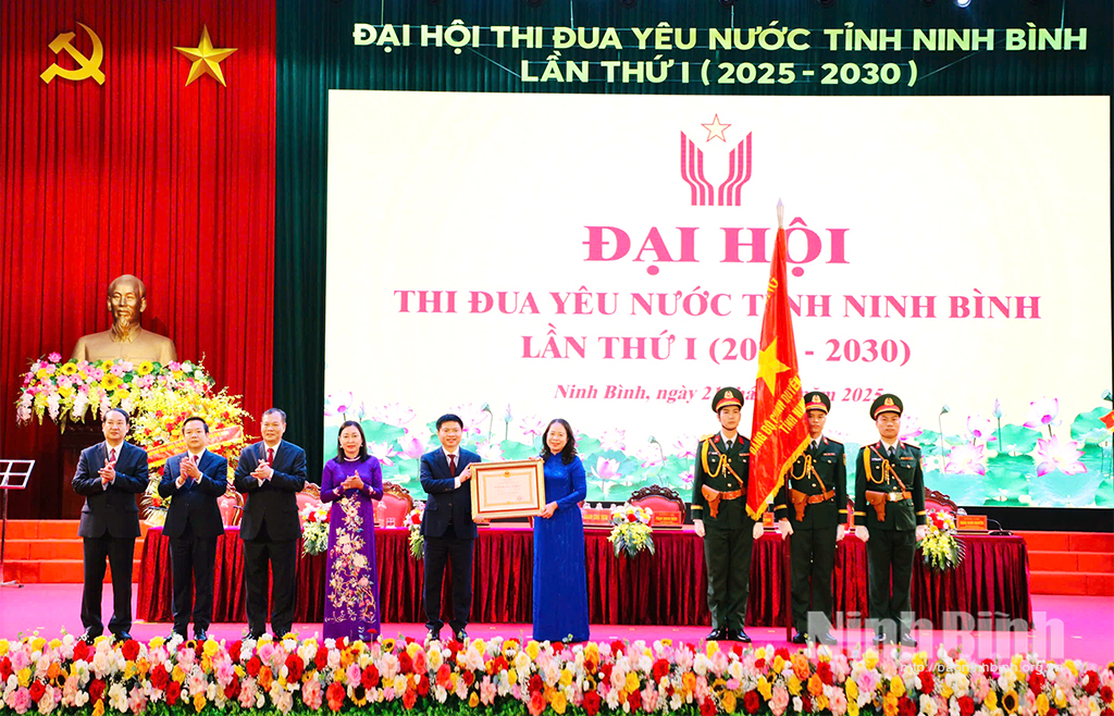 State president, Vo Thi Anh Xuan presented over the First-Class Labour Order to Ninh Binh.