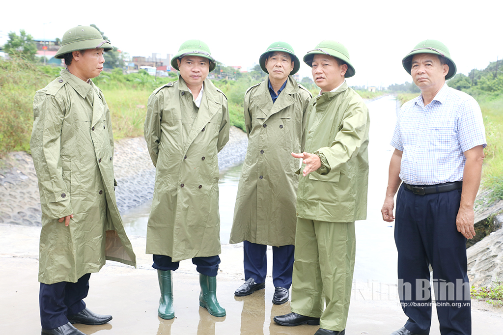 Đồng chí Bí thư Tỉnh ủy Trương Quốc Huy và Đoàn công tác kiểm tra công tác bơm tiêu úng tại Trạm bơm Ngòi Ruột (phường Châu Sơn).