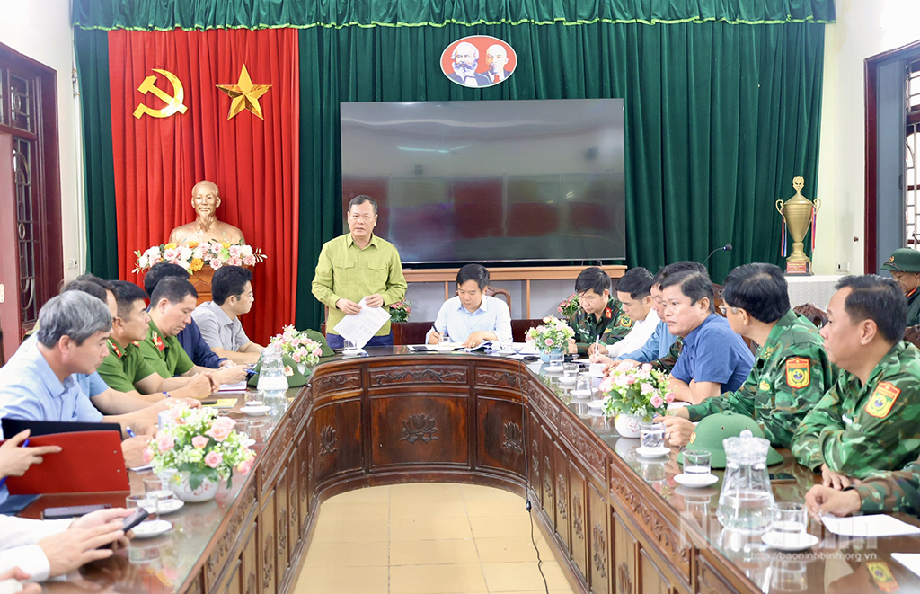 Đồng chí Lê Quốc Chỉnh, Phó Bí thư Tỉnh uỷ, Chủ tịch HĐND tỉnh, Trưởng Sở Chỉ huy tiền phương phòng, chống bão Ninh Bình 2 phát biểu tại cuộc họp.