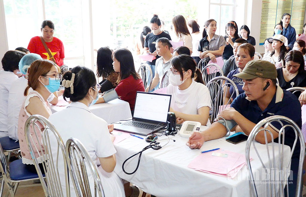Các tình nguyện viên được kiểm tra đo huyết áp trước khi hiến máu.