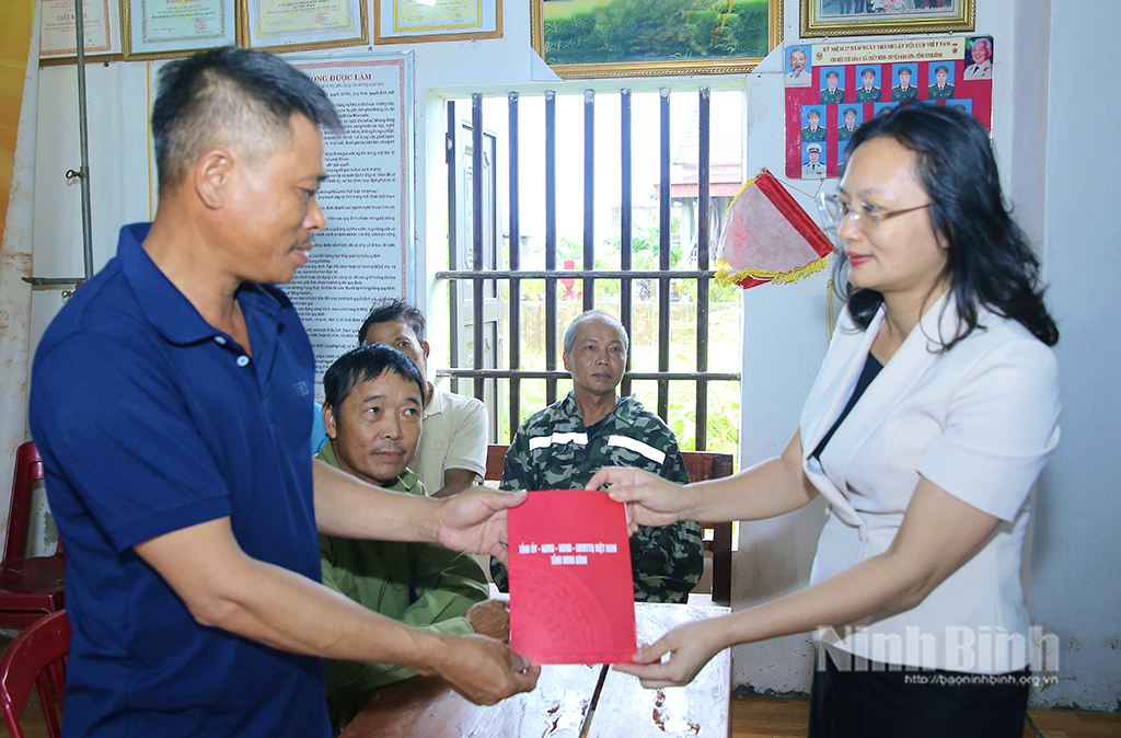 Lãnh đạo Ủy ban MTTQ Việt Nam tỉnh thăm hỏi và trao tiền hỗ trợ cho người nhà nạn nhân Nguyễn Văn Quỳnh, xã Chất Bình.