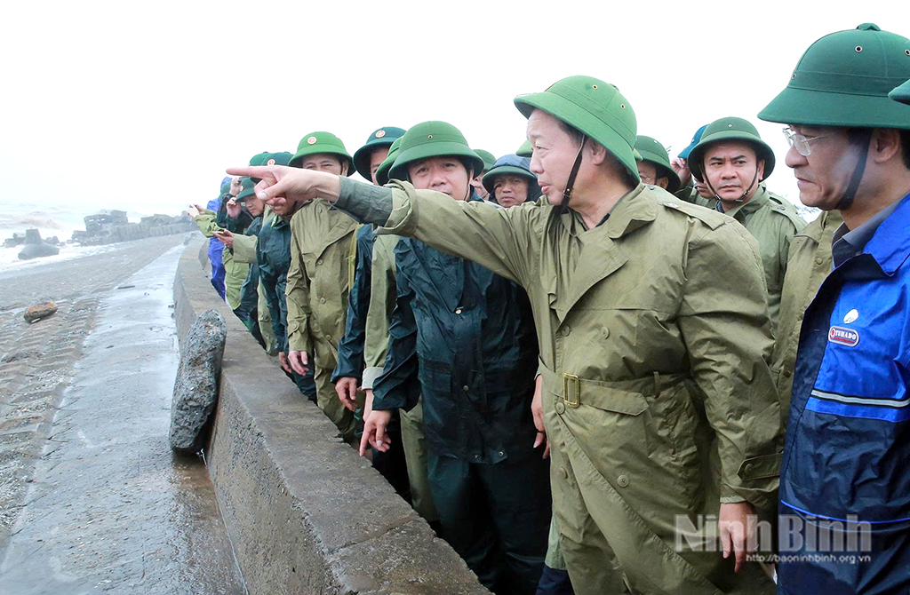 Phó Thủ tướng Chính phủ Trần Hồng Hà kiểm tra hiện trường đoạn đê Hải Thịnh III bị sạt, sập.