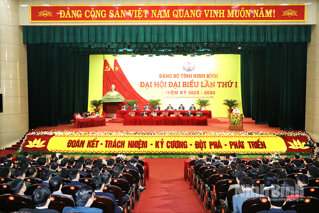 Quang cảnh Ngày làm việc thứ nhất.