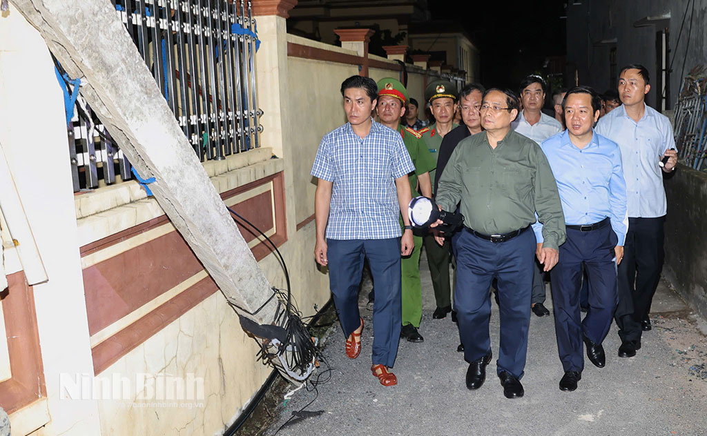 The PM inspects and direct the recovery of conequences in Ninh Binh.