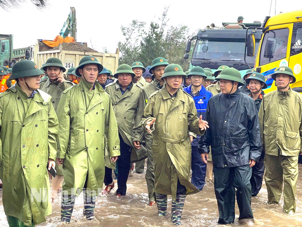 Phó Thủ tướng Chính phủ Trần Hồng Hà kiểm tra hiện trường đoạn đê Hải Thịnh III bị sạt, sập.