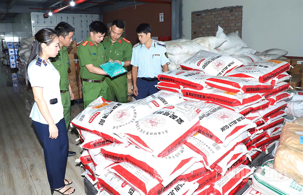 Cơ quan chức năng kiểm tra tại hiện trường.