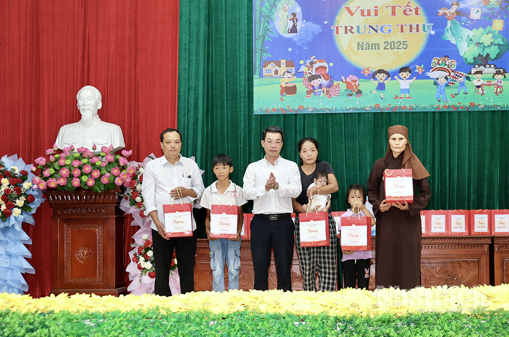 Đồng chí Nguyễn Hoàng Hà, Ủy viên Ban Thường vụ Tỉnh ủy, Phó Chủ tịch thường trực Ủy Ban MTTQ Việt Nam tỉnh tặng quà Tết Trung thu cho các cháu thiếu niên, nhi đồng xã Yên Cường có hoàn cảnh đặc biệt khó khăn.