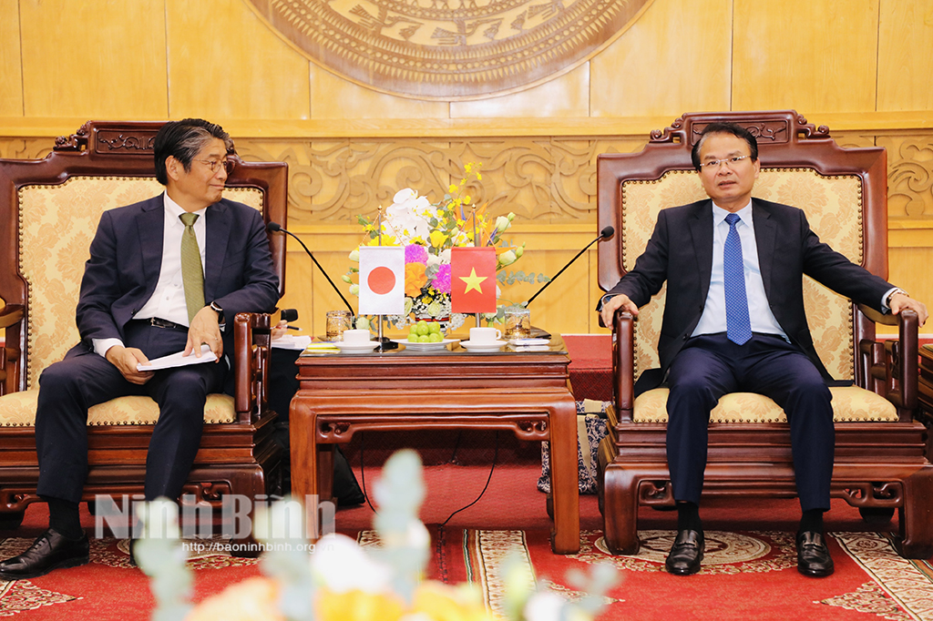 Đồng chí Bí thư Tỉnh ủy Đặng Xuân Phong (bên phải) tiếp ngài Ito Naoki, Đại sứ đặc mệnh toàn quyền Nhật Bản tại Việt Nam.