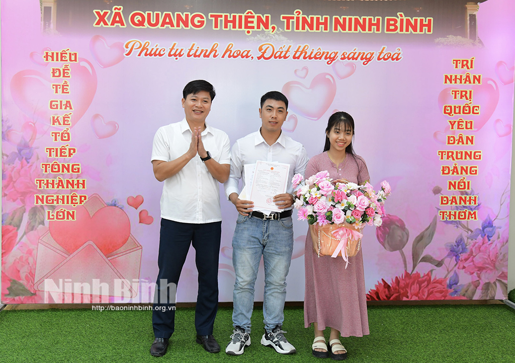 Lãnh đạo xã Quang Thiện tặng hoa chúc mừng và quà khi người dân làm thủ tục đăng ký kết hôn.