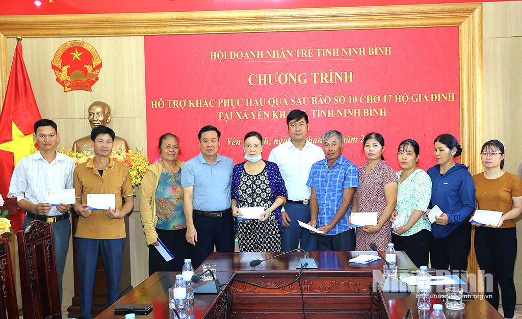 Lãnh đạo Hội Doanh nhân trẻ tỉnh Ninh Bình và lãnh đạo xã Yên Khánh trao kinh phí hỗ trợ gia đình bị thiệt hại do cơn bão số 10 tại xã Yên Khánh.