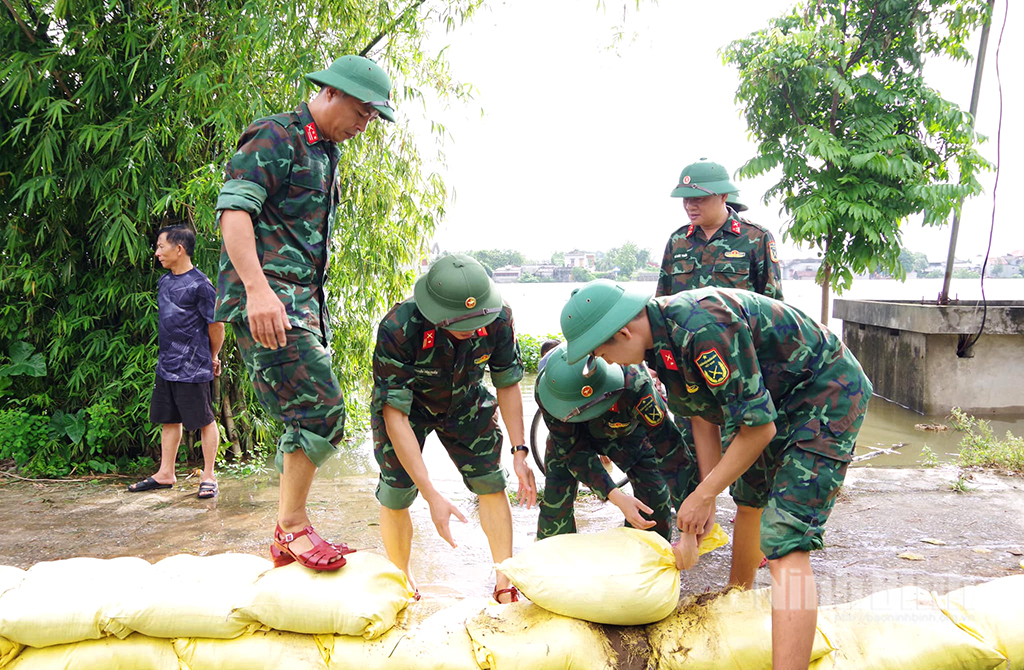 Cán bộ chiến sỹ Ban Chỉ huy phòng thủ khu vực 1-Phù Vân khẩn trương giúp nhân dân ứng phó với nguy cơ ngập lụt tại phường Phù Vân do nước sông Đáy dâng cao.