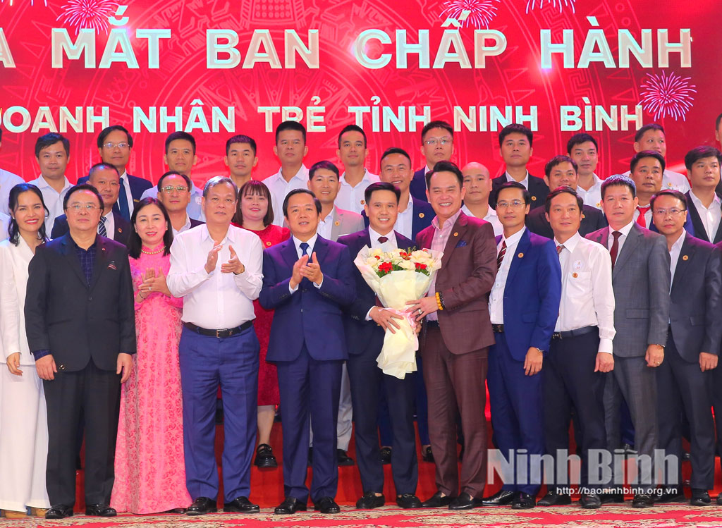 Đồng chí Hoàng Bình Quân, nguyên Ủy viên Trung ương Đảng, nguyên Trưởng Ban Đối ngoại Trung ương, Chủ tịch danh dự Hội Doanh nhân trẻ Việt Nam và các đồng chí lãnh đạo tỉnh tặng hoa chúc mừng Ban Chấp hành Hội Doanh nhân trẻ tỉnh Ninh Bình.