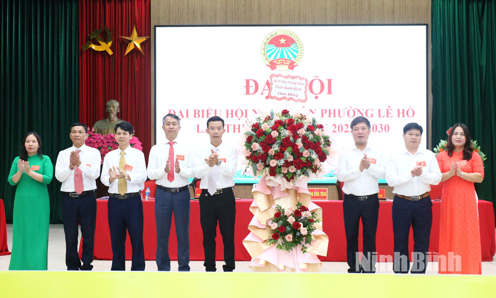 Đồng chí Ngô Văn Toản, Phó Chủ tịch Hội Nông dân tỉnh tặng hoa chúc mừng Đại hội.
