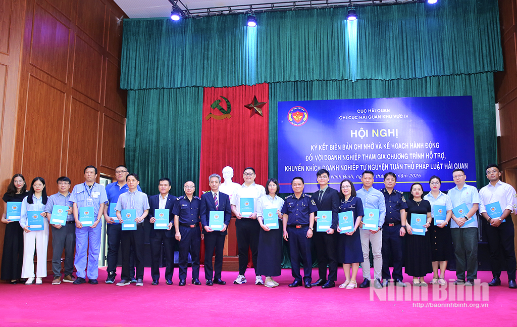 Lãnh đạo Chi cục Hải quan khu vực IV và đại diện doanh nghiệp tham gia ký kết.