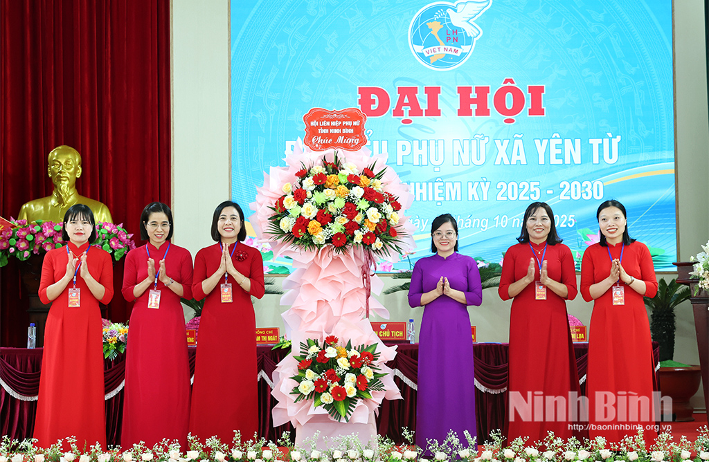 Lãnh đạo Hội LHPN tỉnh tặng hoa chúc mừng Đại hội.