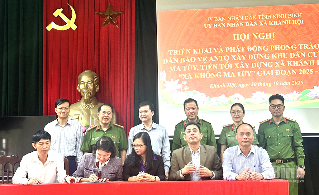 Đại diện các trường học trên địa bàn xã Khánh Hội ký kết giao ước xây dựng môi trường không có ma túy.