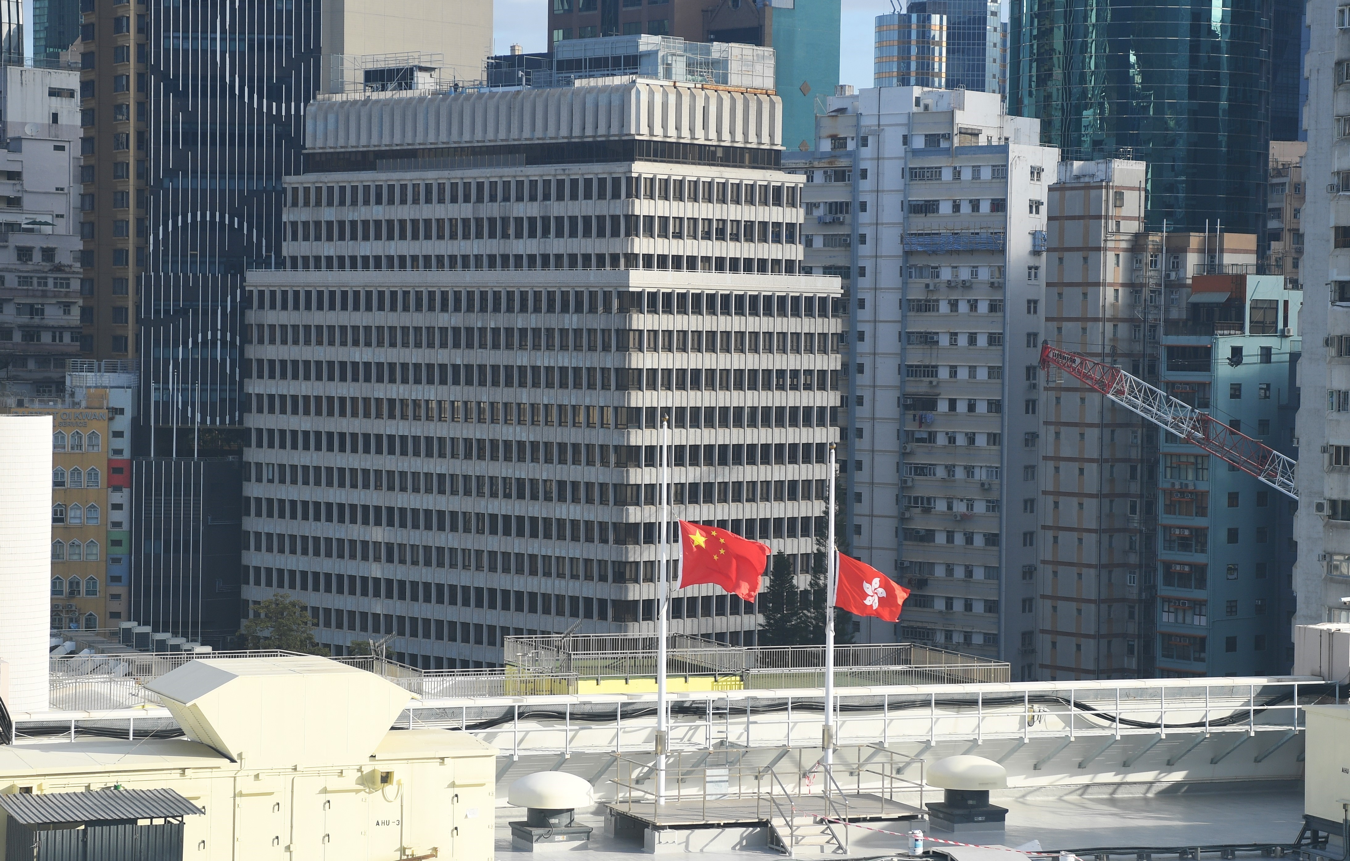 Treo cờ rủ tại một sân vận động ở Hong Kong (Trung Quốc) để tưởng niệm các nạn nhân thiệt mạng trong vụ hỏa hoạn, ngày 29/11/2025. Ảnh: THX/TTXVN