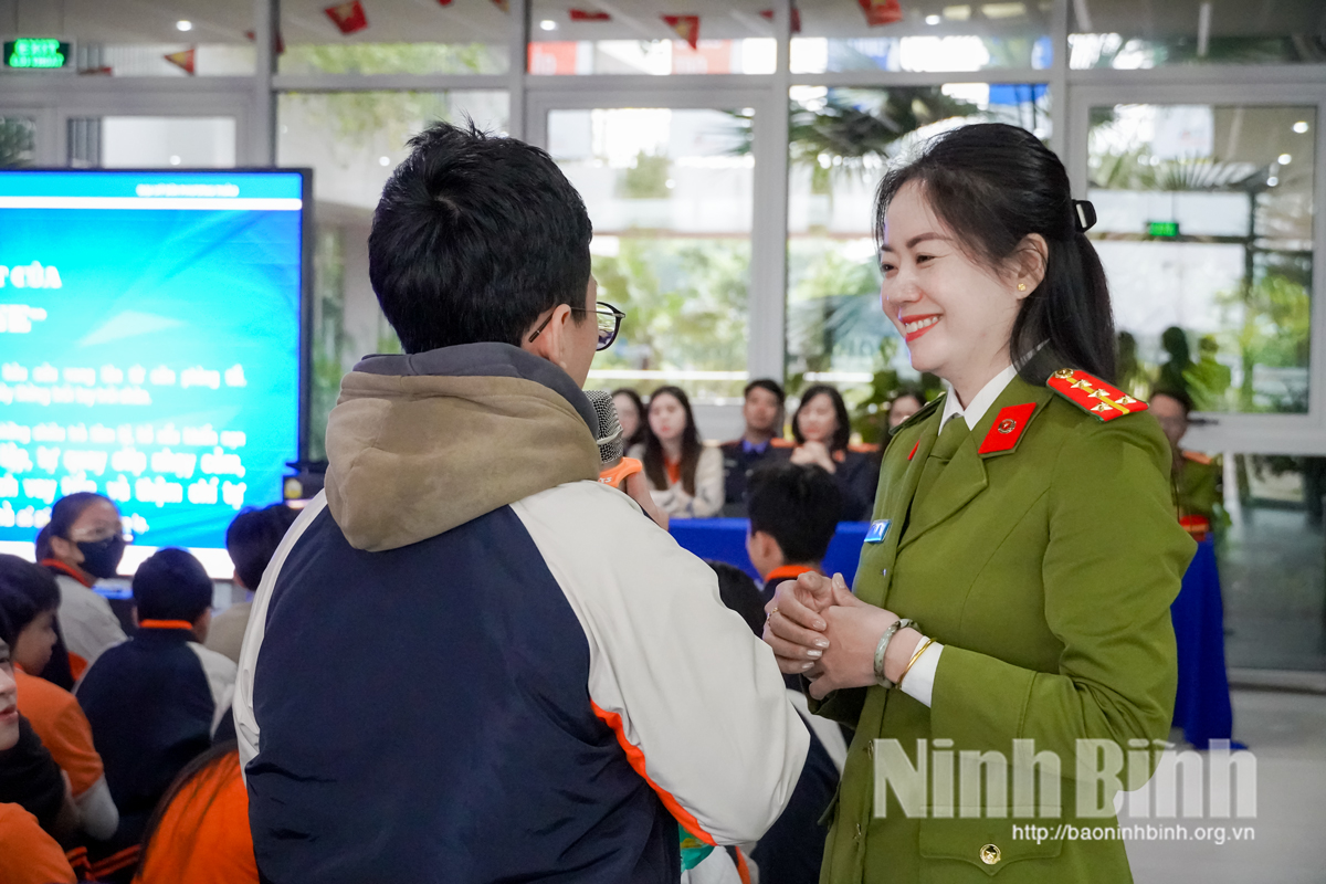 Cán bộ Công an phường Hà Nam giao lưu hỏi - đáp với các em học sinh Trường Tiểu học, THCS và THPT FPT Hà Nam về kỹ năng an toàn trên không gian mạng