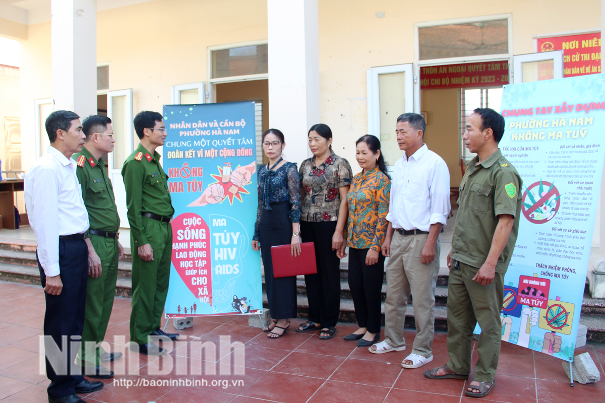 Đại diện chính quyền và các ngành, đoàn thể địa phương tham gia tuyên truyền, vận động nhân dân thực hiện tốt mô hình "Khu dân cư không ma túy" trên địa bàn phường Hà Nam.