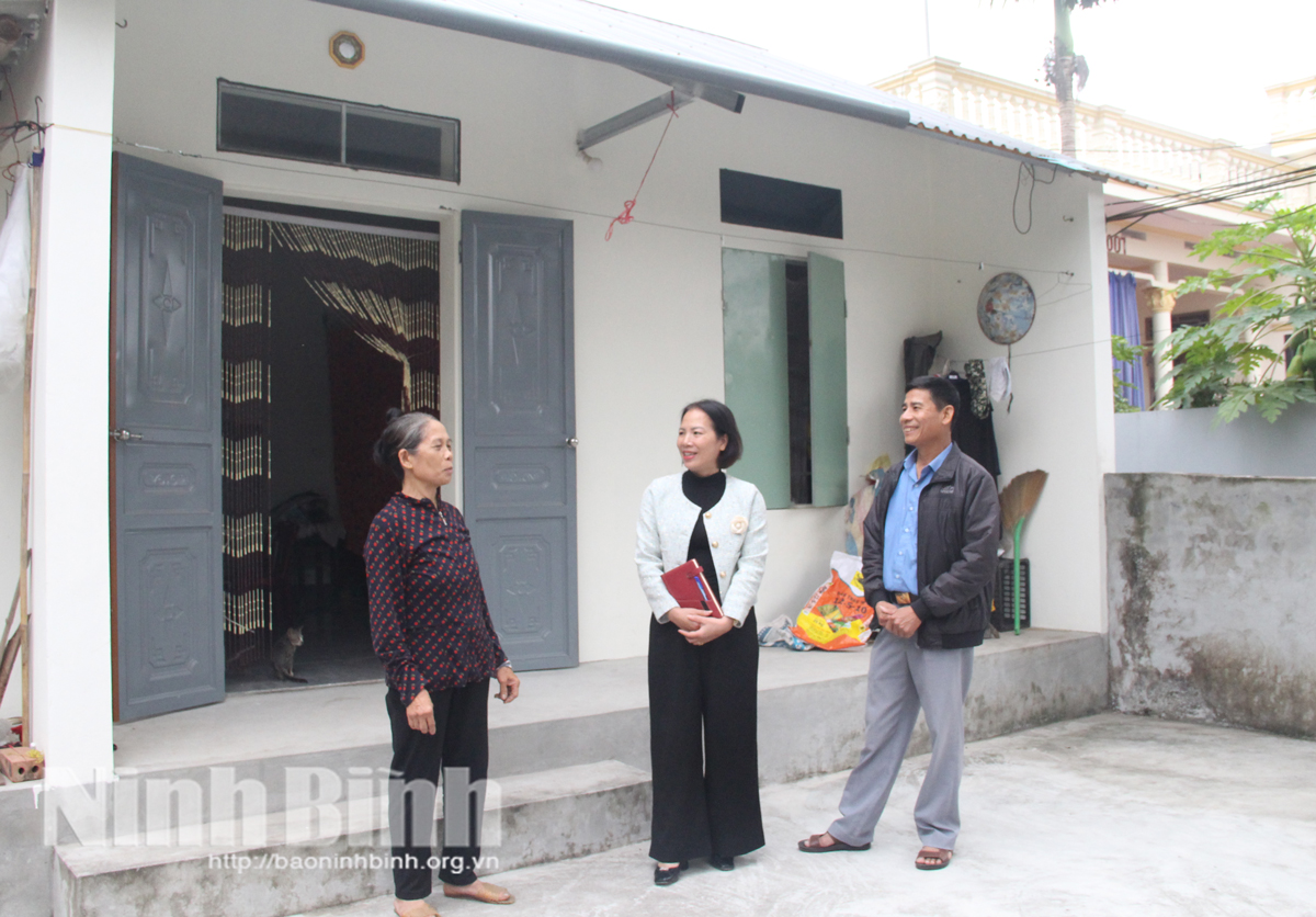 Bà Nguyễn Thị Huân, thôn 1, xã Trần Thương chia sẻ niềm vui trong căn nhà mới vững chãi.