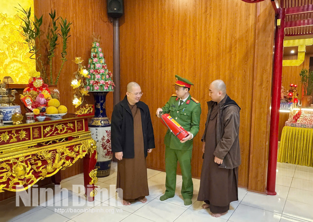 Cán bộ Đội Chữa cháy và CNCH khu vực Tân Thanh kiểm tra công tác bảo đảm PCCC tại Chùa Cây Thị, xã Thanh Liêm.