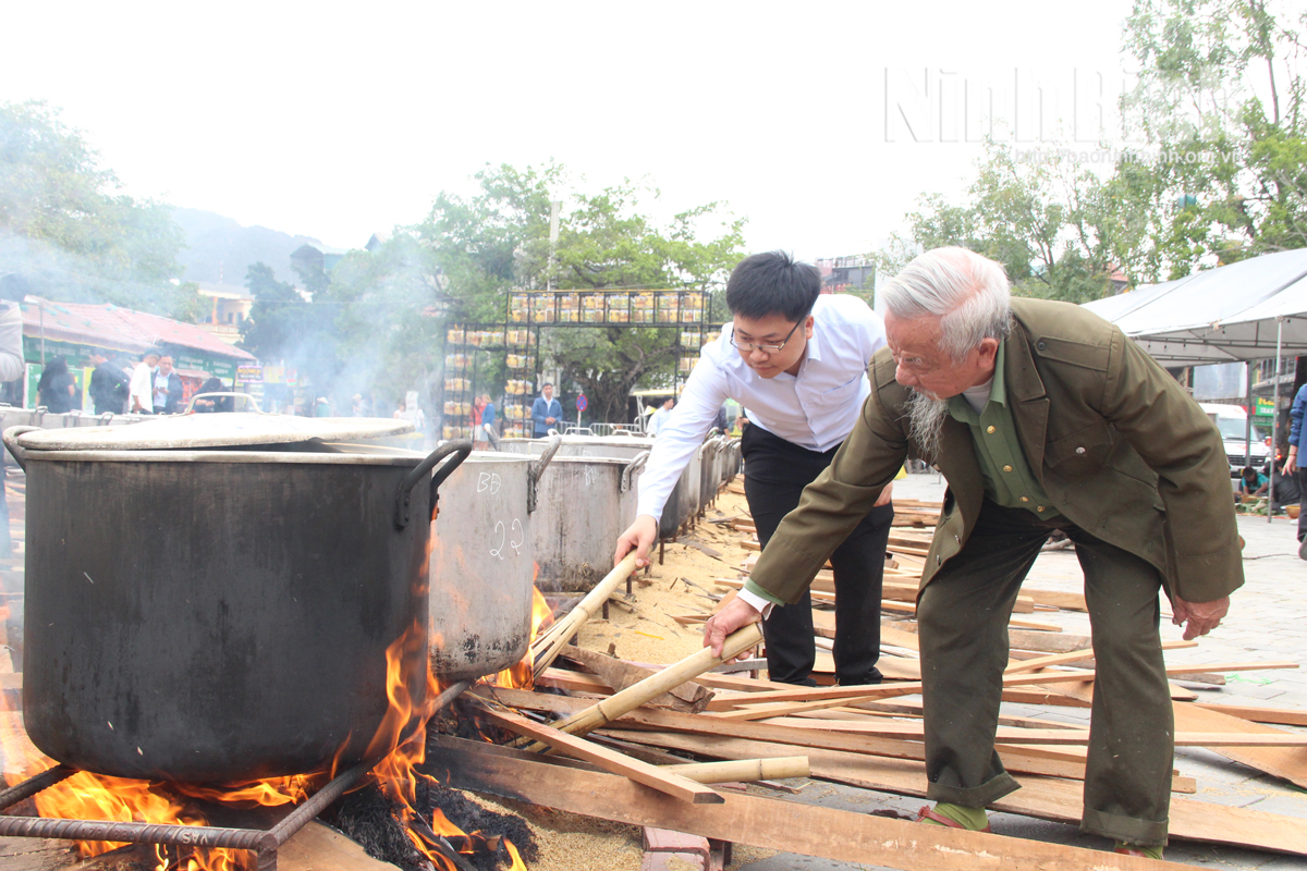 Những nồi bánh chưng đỏ lửa tại khu vực tổ chức chương trình.