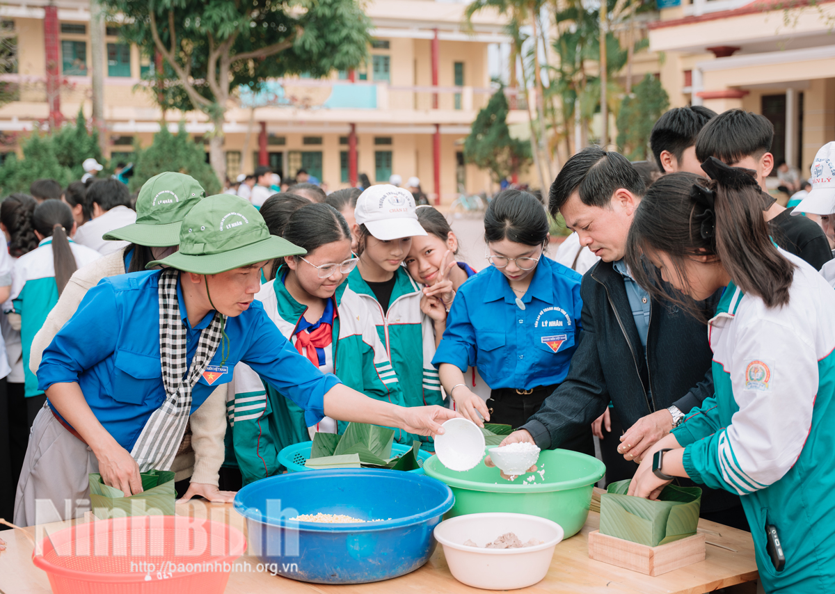 Đoàn viên, thanh niên và giáo viên Trường THCS Chân Lý, xã Bắc Lý tham gia gói bánh chưng trong chương trình “Tết ấm”.