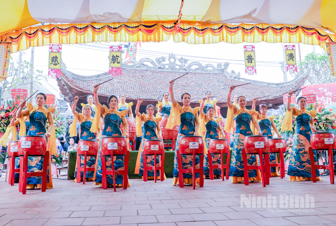 Tiết mục trống hội tại chương trình khai mạc Lễ hội Chùa Đại Bi.