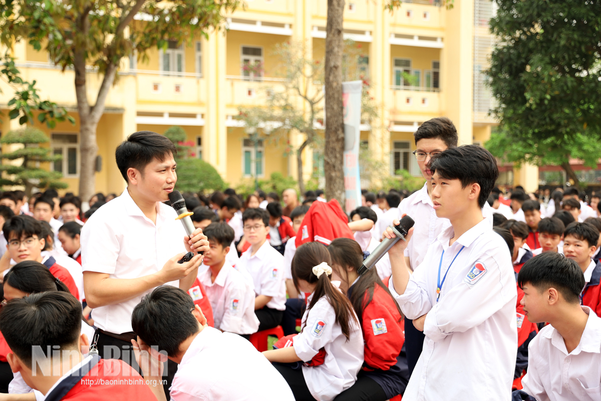 Học sinh Trường THPT A Nghĩa Hưng tham gia trao đổi, trả lời tình huống pháp luật tại hội nghị.