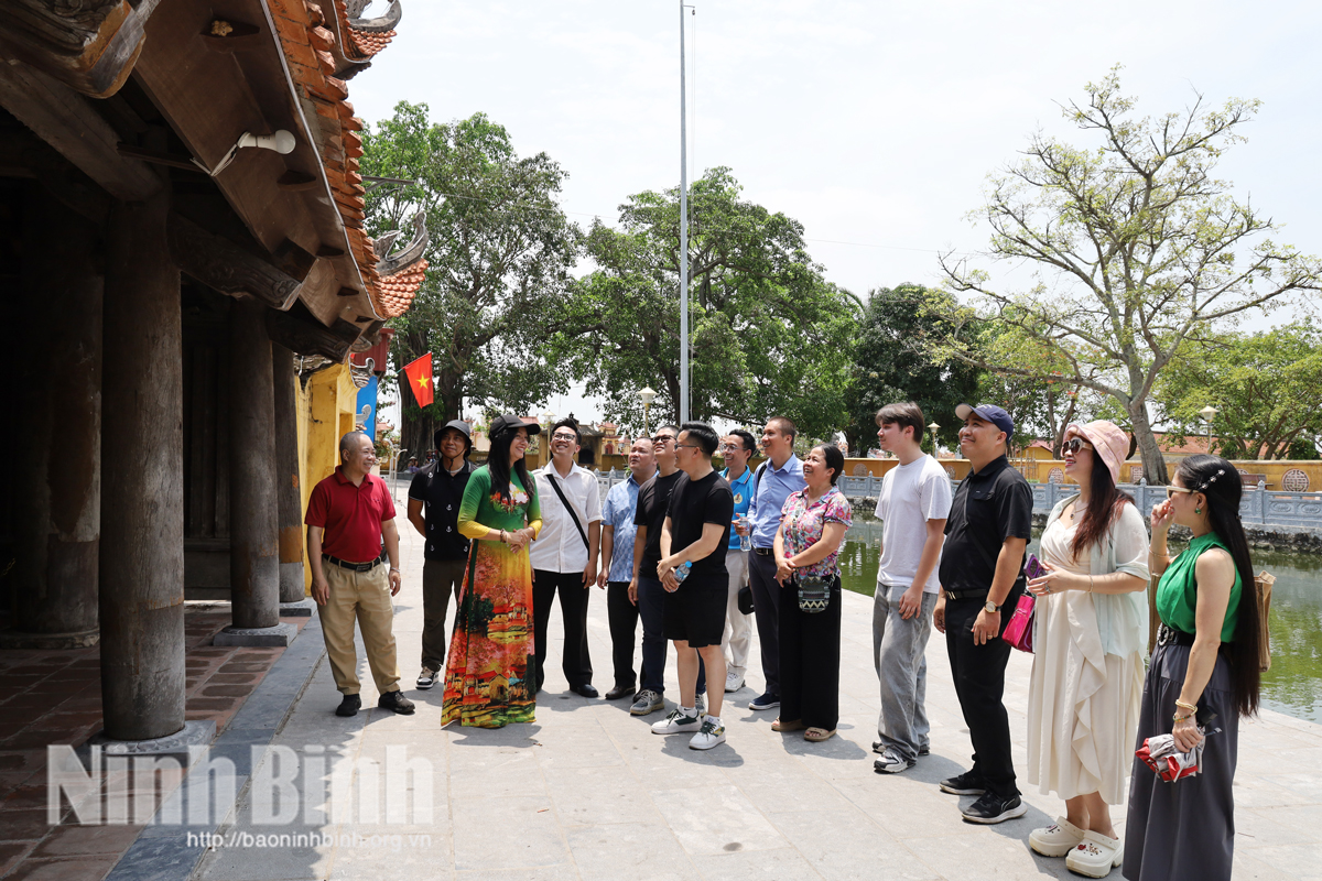 Đoàn famtrip tham quan, tìm hiểu kiến trúc Chùa Keo Hành Thiện (xã Xuân Hồng)