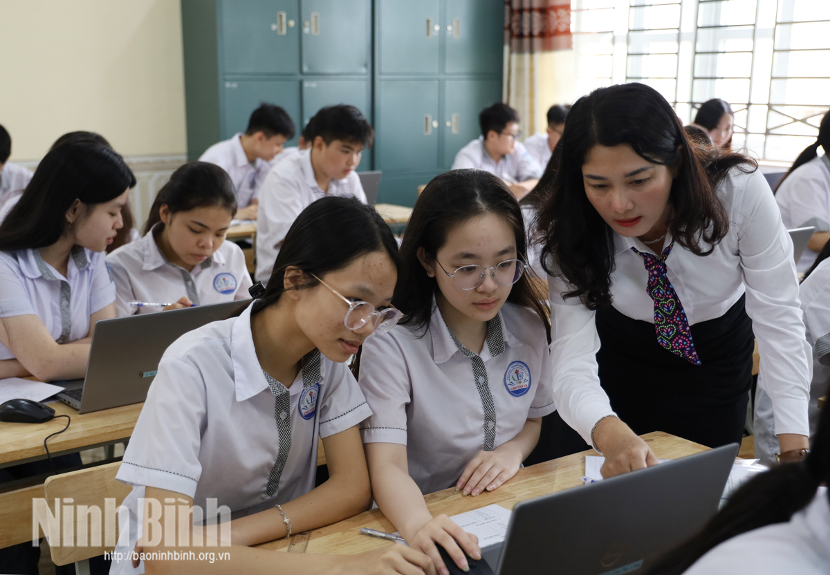 Tiết học ứng dụng trí tuệ nhân tạo (AI) của cô và trò Trường THCS Chu Văn An (phường Kim Bảng).