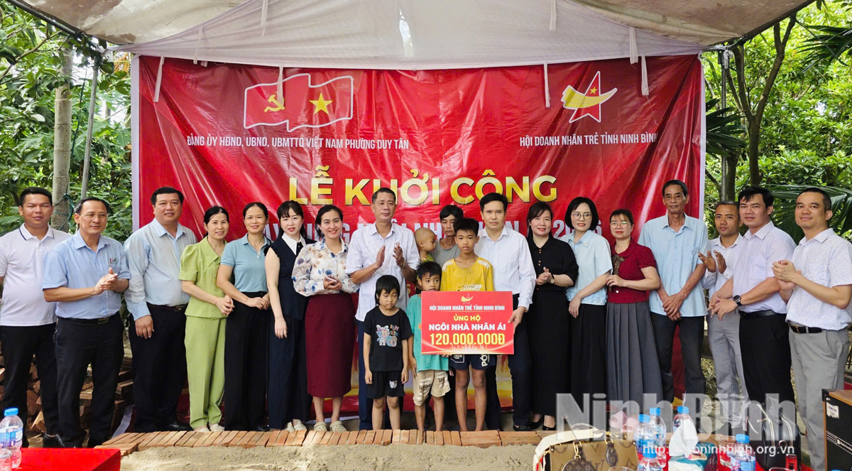 Đại diện Hội Doanh nhân trẻ tỉnh Ninh Bình cùng lãnh đạo địa phương trao tặng kinh phí xây dựng nhà nhân ái cho gia đình anh Tống Văn Đại (phường Duy Tân, tỉnh Ninh Bình).