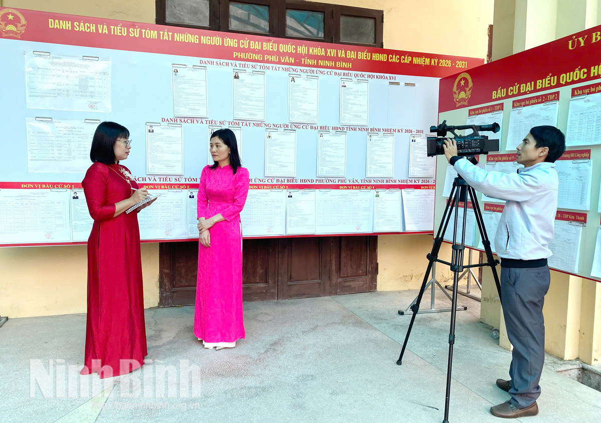 Viên chức Trung tâm Dịch vụ sự nghiệp công phường Phù Vân tác nghiệp phục vụ tuyên truyền cuộc bầu cử đại biểu Quốc hội khóa XVI và đại biểu HĐND các cấp nhiệm kỳ 2026-2031.
