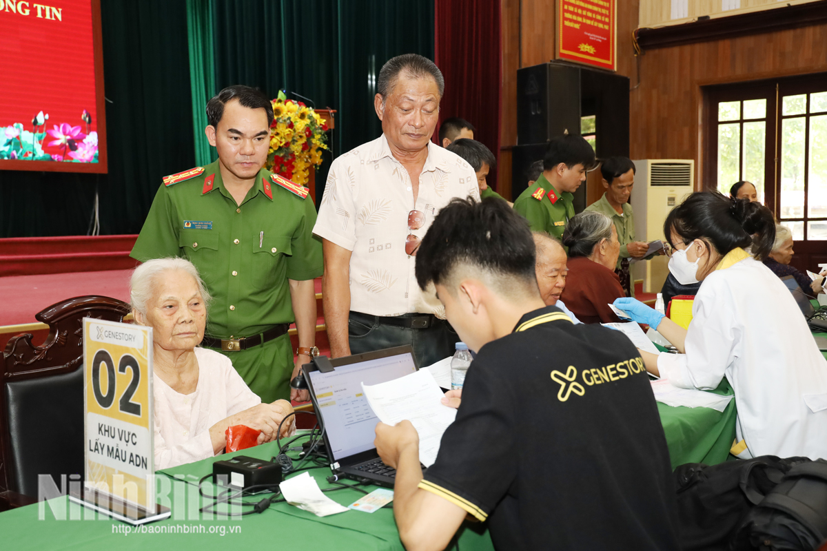 Thân nhân liệt sĩ tham gia thu nhận mẫu ADN phục vụ công tác xác minh danh tính hài cốt liệt sĩ còn thiếu thông tin.