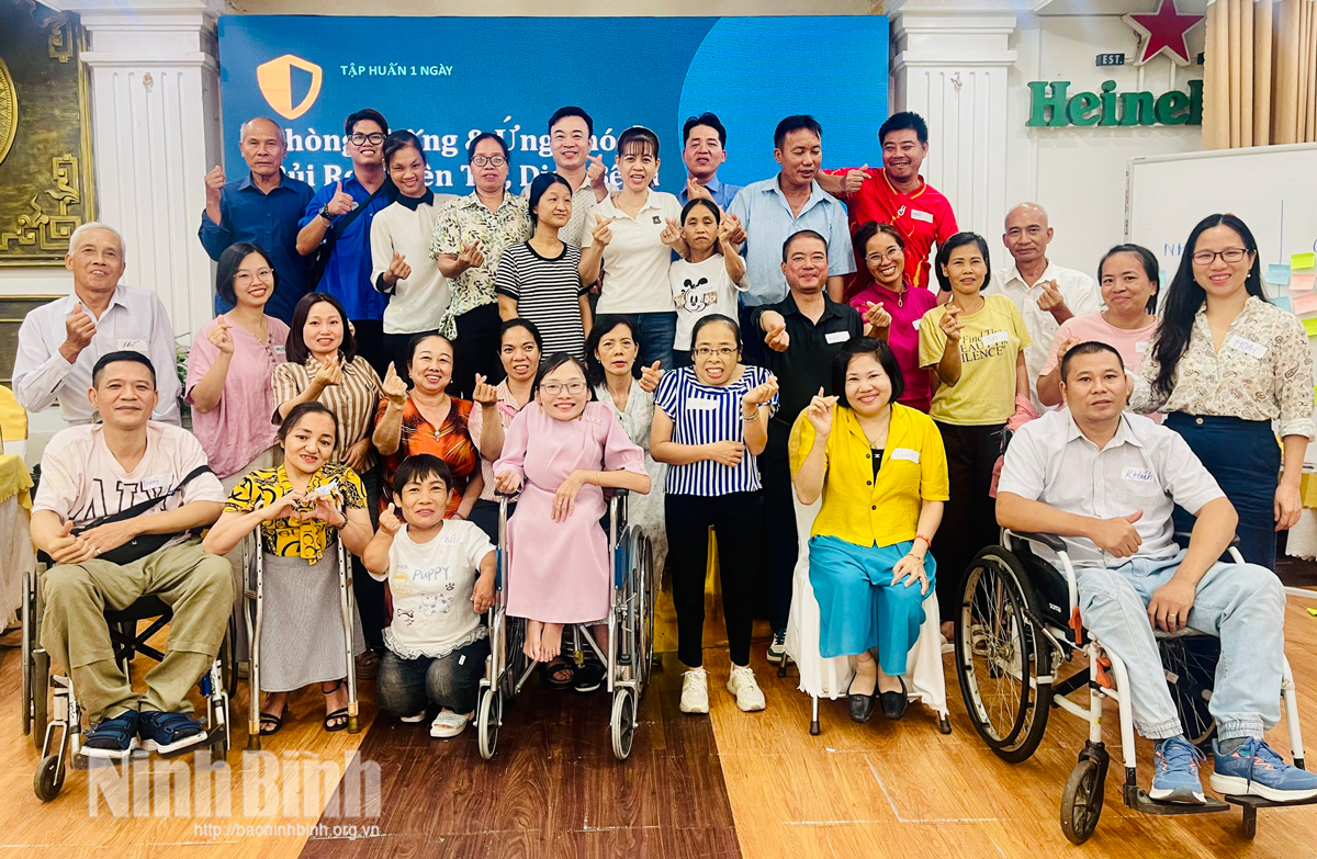 Các hội viên Hội Người khuyết tật tỉnh Ninh Bình (khu vực Nam Định) tham gia lớp tập huấn.