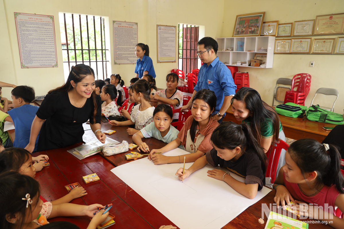 Không khí sôi nổi trong một buổi học Tiếng Anh "0 đồng" dành cho thiếu nhi xã Khánh Thiện.
