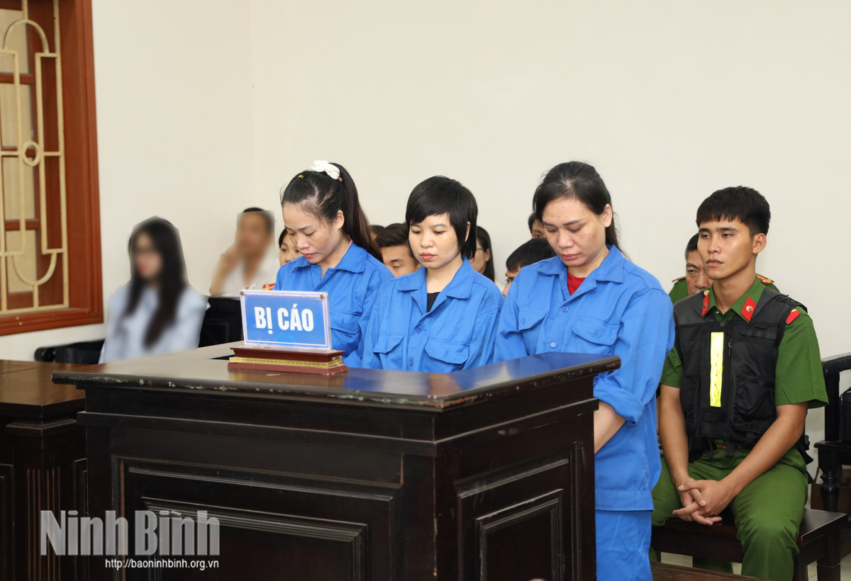 Các bị cáo Tống Thị Hồng, Nguyễn Thị Thu Hoài và Đinh Thị Hiên tại phiên xét xử.