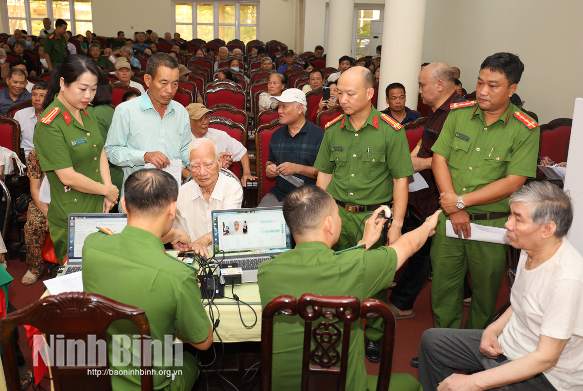 Cán bộ Công an hỗ trợ người cao tuổi, sức khỏe yếu thực hiện các thủ tục thu nhận mẫu ADN.