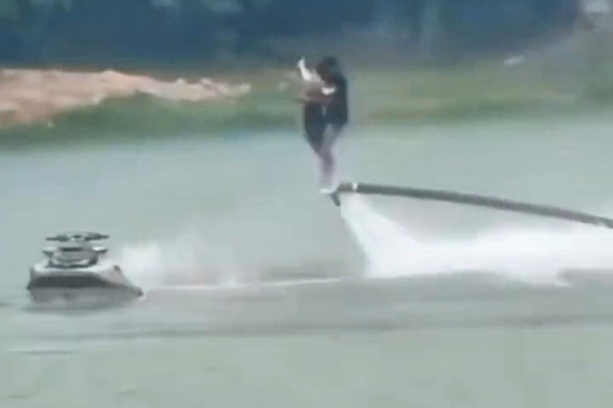 Hình ảnh nữ du khách và vận động viên bay flyboard trước khi gặp nạn ở khu vực hồ Núi Lớ ngày 3/5/2026. Ảnh cắt từ clip.