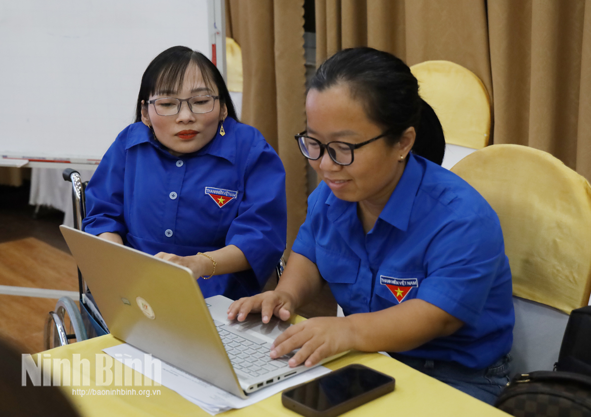 Thanh niên khuyết tật chủ động tiếp cận, khai thác công nghệ số phục vụ công việc và đời sống.